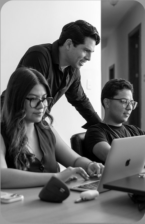 Equipo de ancōra trabajando en la oficina